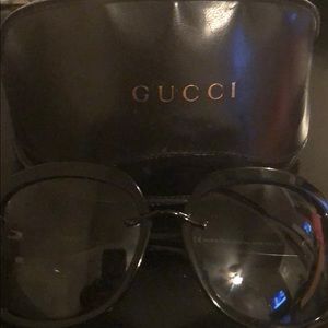 Women used authentic Gucci sunglasses.